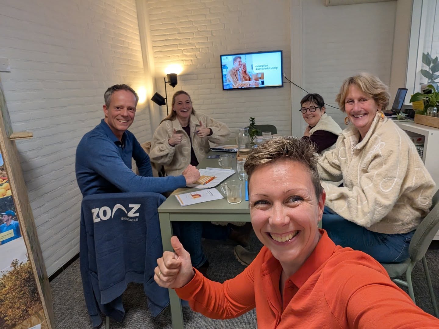 Super blije klanten. Je zal ze maar hebben.

Dat ze enthousiast over je praten. Zelfs op het verjaardagsfeest van de buurman. En dat ze opnieuw iets van je kopen. Mooi.

Maar hoe krijg je ambassadeurs? Wat kan je doen voor welke klanten en wanneer?

Je ontdekt het in de workshop 'Jaarplan Klantverbinding'.

Gisteren weer een workshop gegeven. Waarin de deelnemers veel ideeën hebben opgedaan. En die acties hoeven helemaal niet groot of duur te zijn. Maak bijvoorbeeld je offerte persoonlijker. Of stuur na je dienstverlening een verrassing met een hoge herinneringswaarde, waardoor je steeds top of mind blijft.

Wil jij ook meer klantgericht ondernemen? De volgende workshops staan gepland: 
Donderdag 19 februari (nog 1 plek vrij) 
Vrijdag 6 maart

klantverbinder.nl/workshop