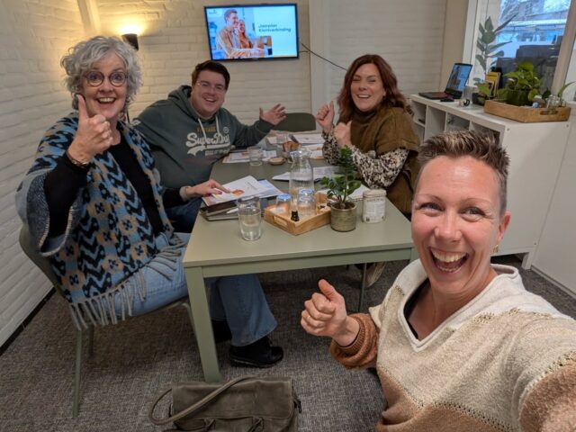 Wat was het weer een gave workshop vandaag. Met een enthousiaste groep zijn er verschillende verbindingsacties bedacht. 🤩

De workshop 'Jaarplan Klantverbinding' doe ik altijd in een kleine groep van maximaal vier deelnemers. Zo kan ik iedereen persoonlijke aandacht geven. En meehelpen om tot een concreet plan te komen. 

En het mooie is dat ze ook nog tips van mij ontvangen op een A4tje na afloop. Vooraf aangevoeld en bekeken: waar liggen de kansen?