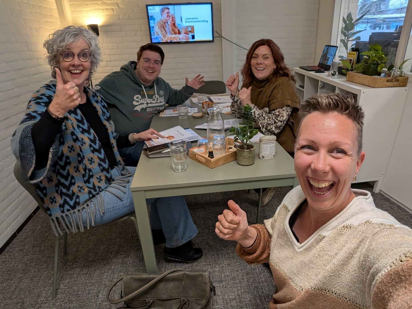 Wat was het weer een gave workshop vandaag. Met een enthousiaste groep zijn er verschillende verbindingsacties bedacht. 🤩

De workshop 'Jaarplan Klantverbinding' doe ik altijd in een kleine groep van maximaal vier deelnemers. Zo kan ik iedereen persoonlijke aandacht geven. En meehelpen om tot een concreet plan te komen. 

En het mooie is dat ze ook nog tips van mij ontvangen op een A4tje na afloop. Vooraf aangevoeld en bekeken: waar liggen de kansen?