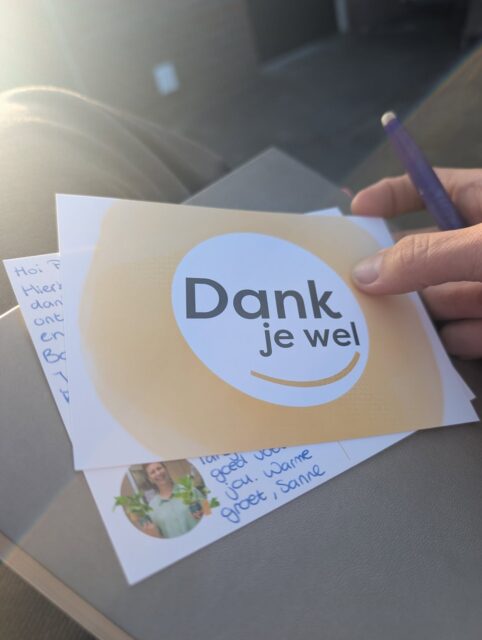 Iemand bedanken is een kleine moeite. Maar heeft een groot effect op de ontvanger. 

Wat ik vaak zie is dat we het wel willen, maar dat we denken 'het komt later wel'. En dan wordt het vergeten. 

Integreer daarom zulke acties in je werkflow.

Daarom heb ik een challenge opgezet, zodat je in die flow kan komen. Met tips en opdrachten om elke dag extra aandacht te besteden aan je klanten. En het kost maar 10 minuten tijd. 
Komende dinsdag beginnen we. 

Stuur me een pbtje als je mee wilt doen met de 7-Daagse FAN Challenge.