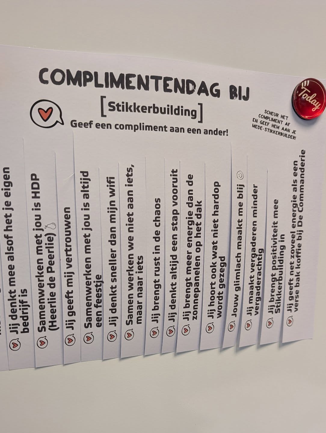 Bezig met het uitwerken van 'blijmakertjes'. 1 maart is het complimentendag. En wat is er leuker dan je collega's een compliment geven? Met zo'n afscheurstrook nog makkelijk ook. 
Medewerkers zijn ook klanten. Interne klanten. Dus geef ze ook aandacht. En blije medewerkers, blije klanten!