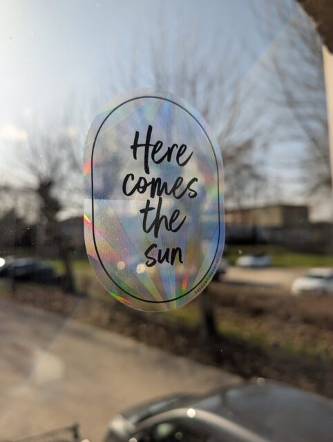 Deze regenboograamsticker zat op een kaart. Die kan je daar dus afhalen en op het raam plakken. 

Wanneer de zon erop schijnt, verschijnen alle kleuren op de muur. 

Ik vind dit zo’n mooie, verbindende attentie om naar een klant te sturen.
Het is geen kaart die in een la verdwijnt. Het is iets wat blijft. Iets wat elke zonnige dag opnieuw even laat stralen.

Een goede manier om te zeggen: ik zie je. Ik waardeer je. Jij mag gezien worden.

Voor coaches en ondernemers in de gezondheidsbranche past dit prachtig. Het symboliseert groei, vrolijkheid en (ver)lichting. 

De kaart kan je  persoonlijk maken met een mooie tekst, afgestemd op jouw klant.

Om ze helemaal te personaliseren werk ik samen met @pakketjevanhier die deze kaartjes persoonlijk kan maken. 

Wil je weten hoe je zo’n blijvende attentie kunt inzetten voor jouw klanten? Stuur me gerust een berichtje 🌈